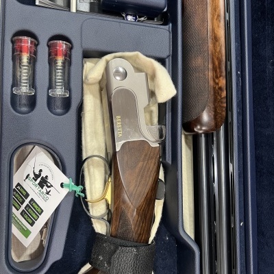 Caixa azul com arma Beretta desmontada e acessórios