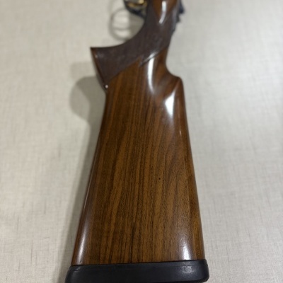 Cano traseiro de espingarda em madeira polida castanha com acabamento preto