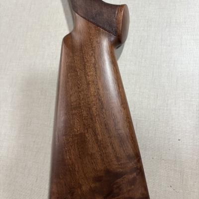 Coronha de madeira castanha com almofada de borracha vermelha