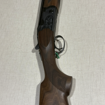 Espingarda de madeira escura com detalhes em metal preto