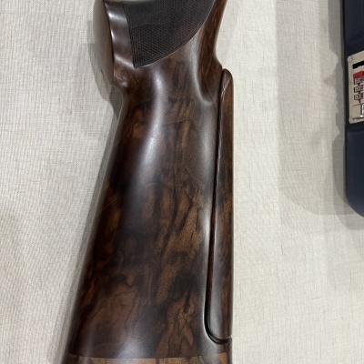 Coronha de madeira escura com padrão natural e acabamento polido