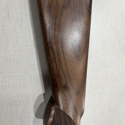 Coronha de madeira polida com textura natural e detalhes em relevo