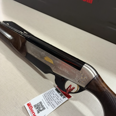 Espingarda Benelli com cabo em madeira e detalhes metálicos