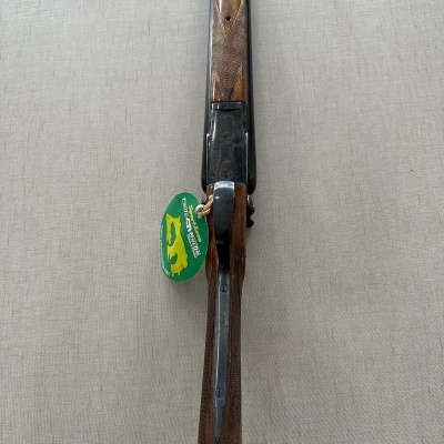 Espingarda de canos duplos com madeira castanha e metal preto