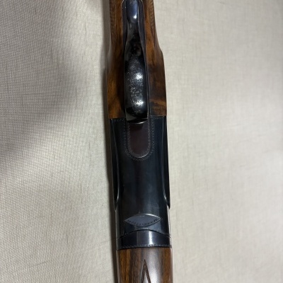 Espingarda com coronha em madeira castanha e metal gravado