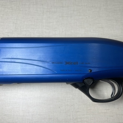 Espingarda semi-automática azul com empunhadura de madeira e texto STUDIO XC1