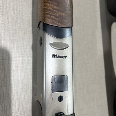 Arma Blaser com madeira castanha e metal prateado