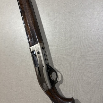 Espingarda Beretta com madeira castanha e metal cinza