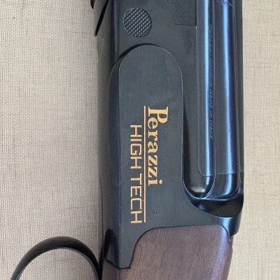 Espingarda Perazzi High Tech com madeira e metal azul escuro