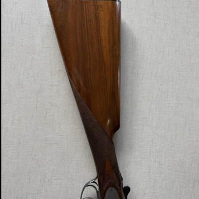 espingarda com coronha de madeira castanha polida