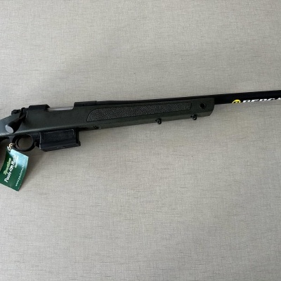 espingarda de caça com cano longo e texto BENJAMIN