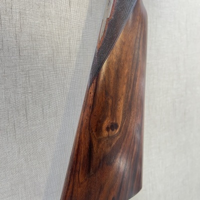 Coronha de espingarda em madeira castanha e relevo