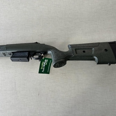 Espingarda com coronha verde-oliva em fundo cinzento