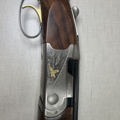 arma de fogo cano duplo com punho em madeira e detalhes metálicos decorativos