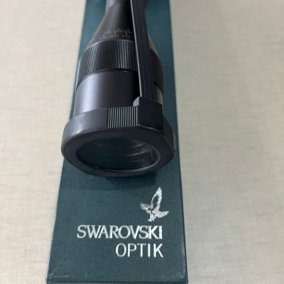 luneta óptica preta sobre caixa azul da Swarovski Optik