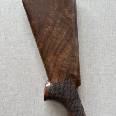 Coronha de arma de madeira polida e textura antiderrapante