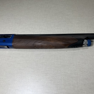Espingarda azul com coronha de madeira castanha escura