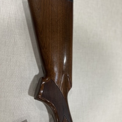 Coronha de espingarda em madeira castanha com detalhe em borracha preta