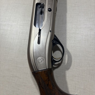 Parte central de espingarda Beretta com corpo metálico e empunhadura de madeira