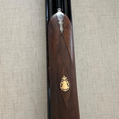 Espingarda de caça com madeira castanha e canos pretos