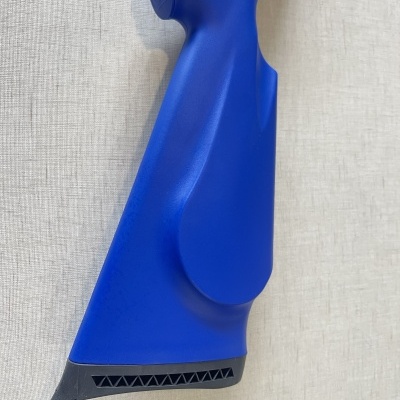 Coronha azul de plástico com base preta sobre tecido claro