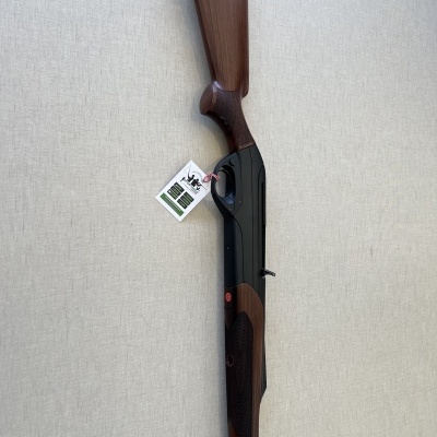 Espingarda de madeira e metal com etiqueta sobre fundo cinza