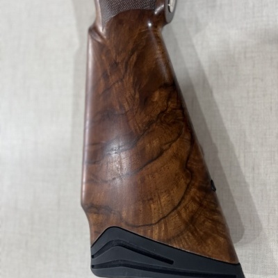 Coronha de arma de fogo em madeira castanho escuro com biqueira preta