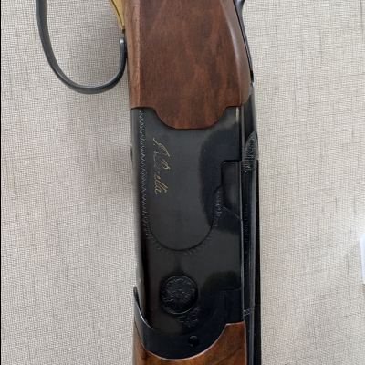 Espingarda de caça com madeira castanha e metal preto, com gravação Beretta