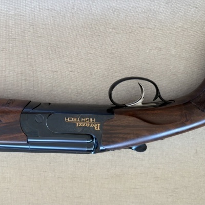 Espingarda Beretta de madeira e metal preto com dois gatilhos