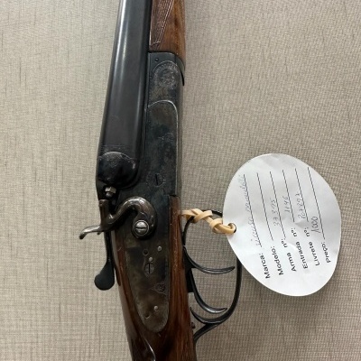 Espingarda de canos sobrepostos com coronha e acabamento metálico com etiqueta branca