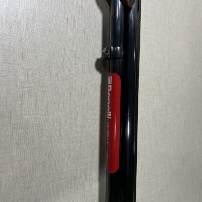 Espingarda Benelli cano duplo com coronha de madeira castanha