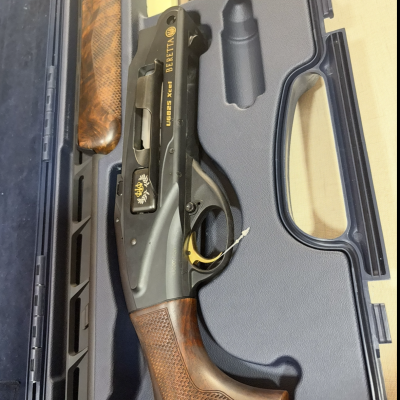 Espingarda Beretta UGB25 Xcel com cabo em madeira castanha e caixa azul