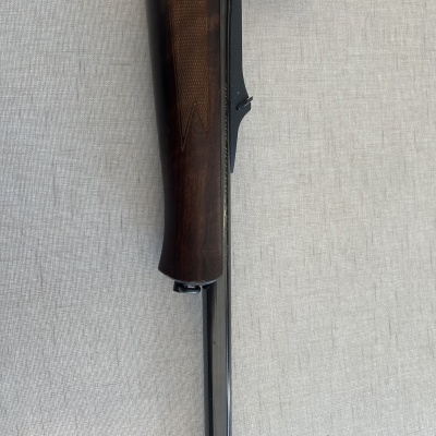 Espingarda com coronha de madeira e cano de metal preto