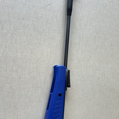 Isqueiro azul com tubo preto sobre superfície clara