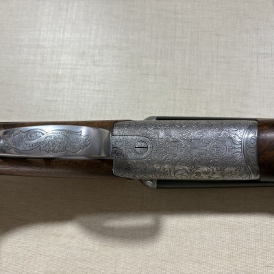 Espingarda com detalhes gravados e acabamento em madeira polida