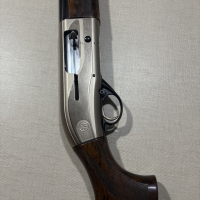 Espingarda Beretta semi-automática com coronha em madeira castanha