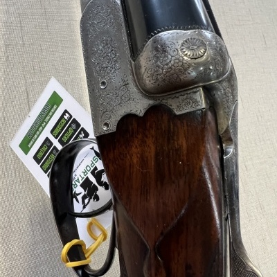 Espingarda de canos duplos com madeira e metal decorado