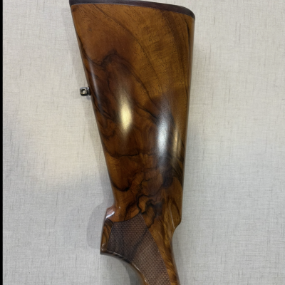 Coronha de espingarda em madeira polida com textura na empunhadura