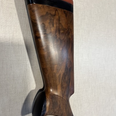 Coronha de espingarda em madeira castanha com detalhes em castanho avermelhado e preto