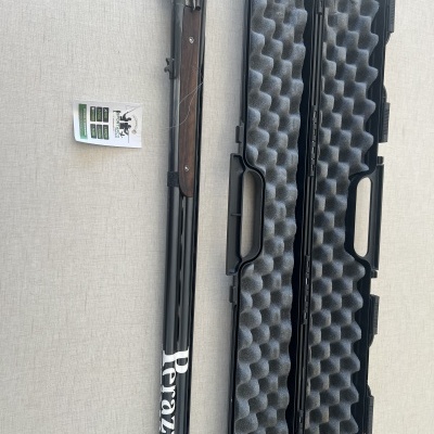 Espingarda de cano duplo com estojo rígido e etiqueta pequena