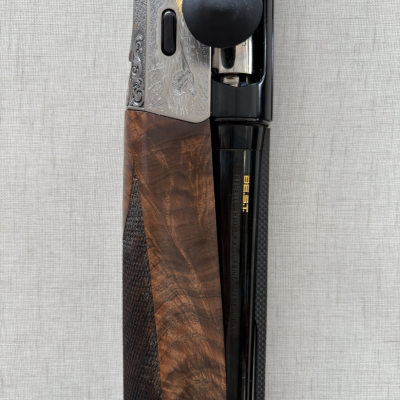 Espingarda com detalhe em madeira e metal gravado com águia dourada