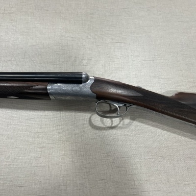 Espingarda caça com cano duplo e cabo em madeira escura