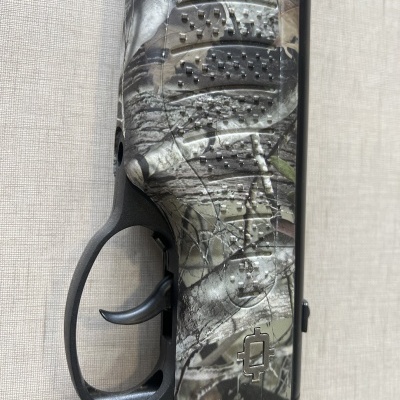 Espingarda camuflada com textura antiderrapante e gatilho preto