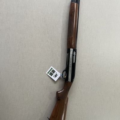 Espingarda de madeira e metal com etiqueta pendurada