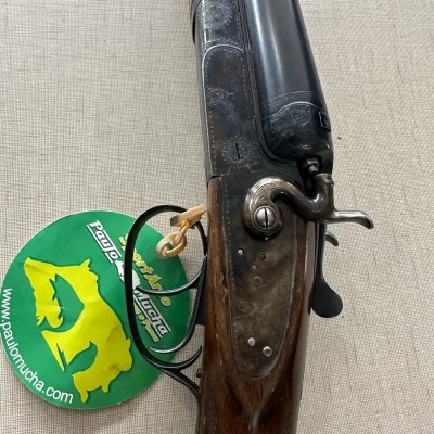 Espingarda de caça com canos duplos e etiqueta verde da marca Paulo Mucha