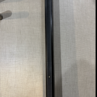 Cabo preto longo sobre superfície cinza texturada