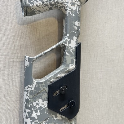 Arma de fogo com padrão digital de camuflagem cinza e componente preto