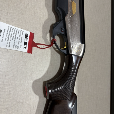 Espingarda com detalhes em madeira e metal decorado e etiqueta B.E.S.T