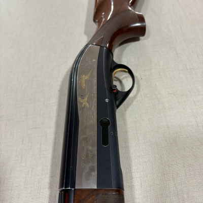Espingarda com madeira castanha e metal cinzento com gravações douradas