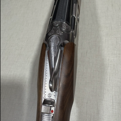 Espingarda com coronha de madeira e detalhes metálicos decorados